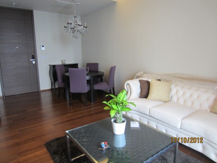 Living area with a comfortable sofa and a dining table of 4