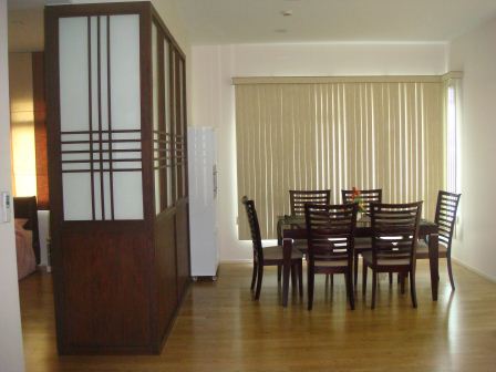 Nice living area with dining table 