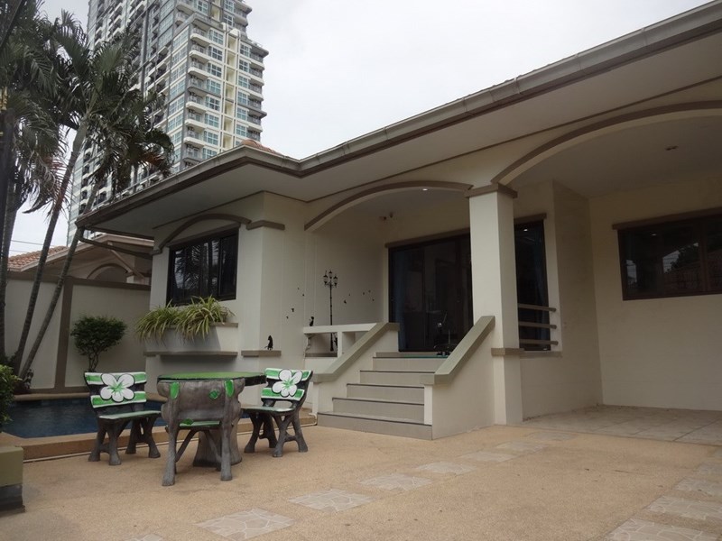 3 BR House With Pool - Chaiyapreuk 3 For Sale