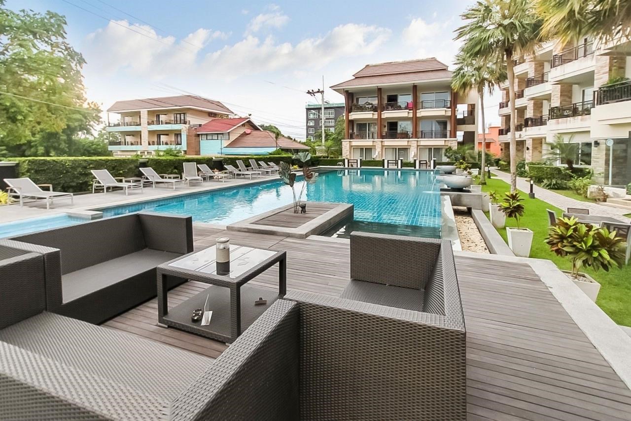 poolsittingarea