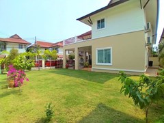 House for rent East Pattaya with lawn garden
