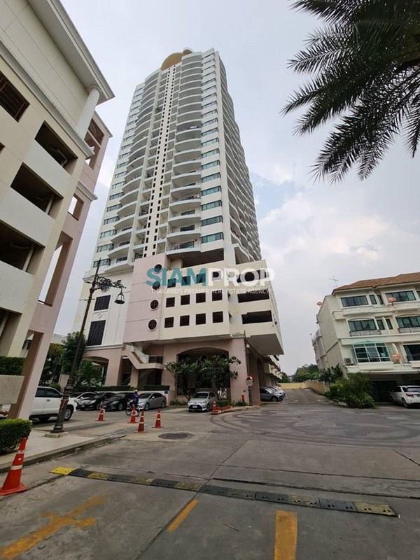 Supalai Casa Riva Condo. Along the Chao Phraya River