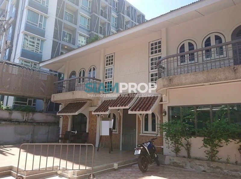 Two-storey detached house in Thonglor Phrom Phong area.