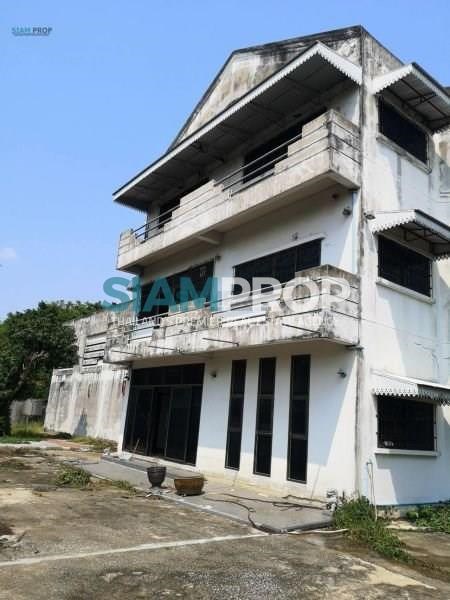 Sale with a 3-storey house 10 × 18 m.