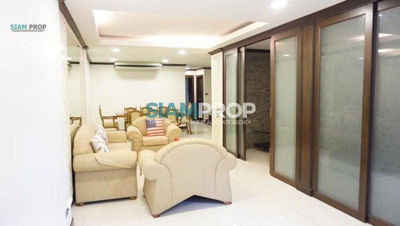 Town House Sukhumvit 26 4 bed For Rent