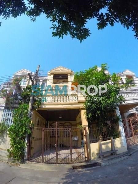 For rent 3-storey townhome, Soi Pridi Banomyong 13. Sukhumvit 71 Road