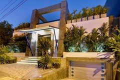"Over-the-top" 3-story villa with pool courtyard and lift on 1/2 rai - walking distance to the beach in the trendy Pratumnak district  