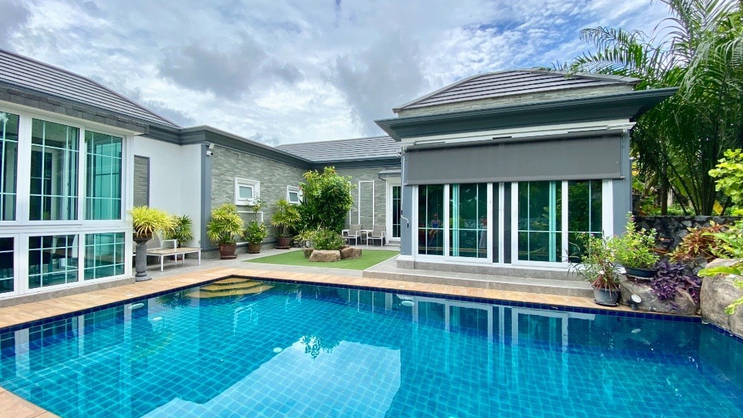 Beautiful modern Pool villa on golf course 