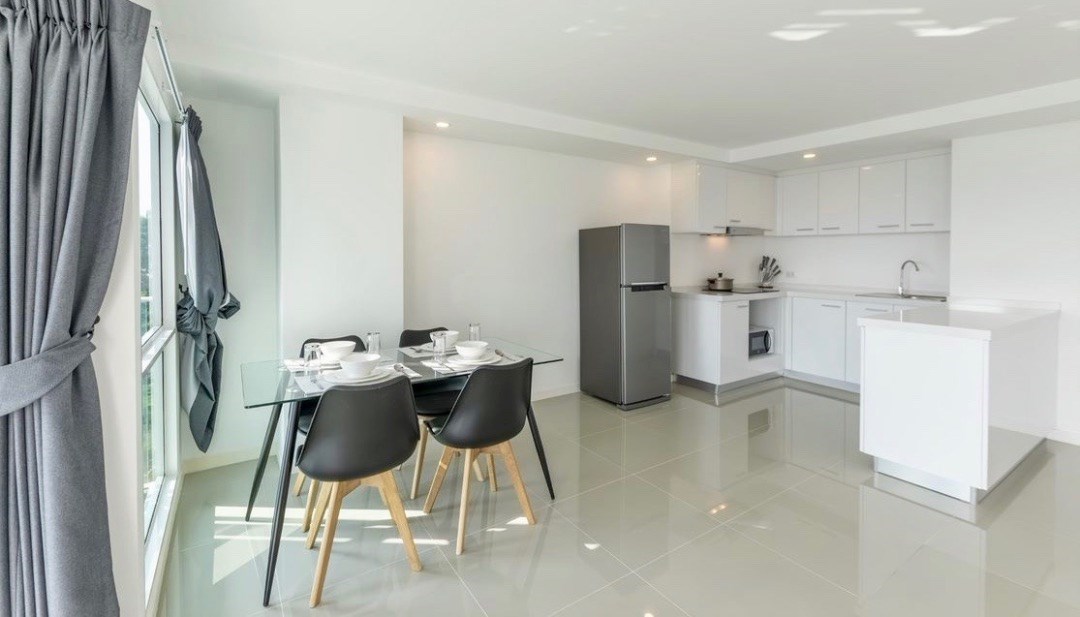 Dining Area & Kitchen