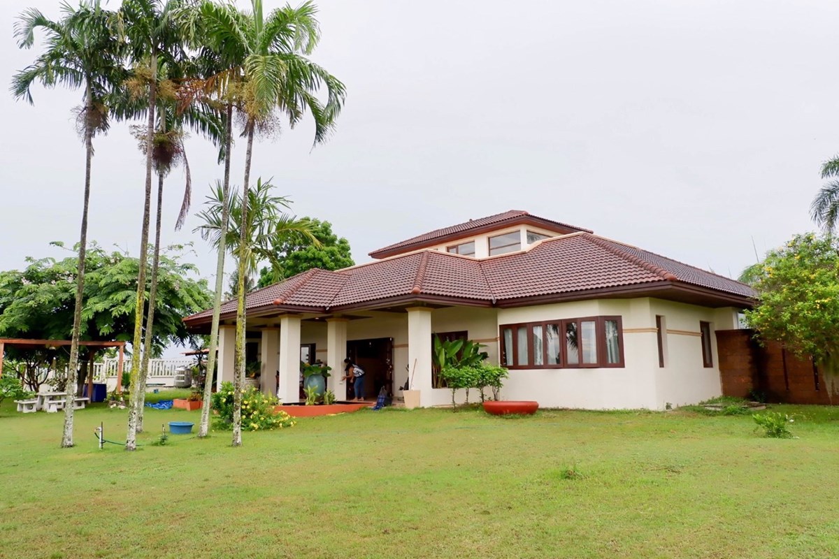 Well laid out villa on 3 rai with lake views. 