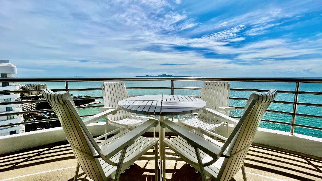 189 Sq.m condo with expansive ocean and Koh Lan view in a one-of-a-kind, mature condo project