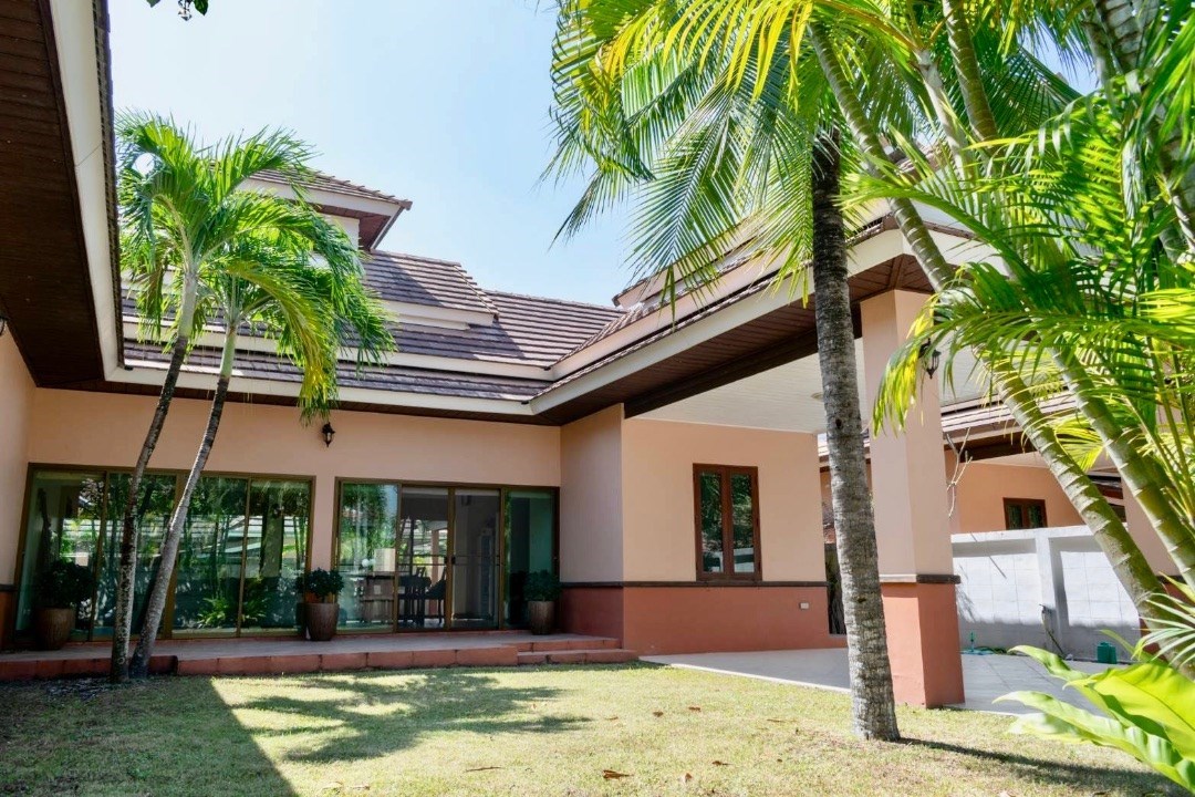 Well-priced, yet spacious, villa located in a well-respected Bang Sare estate with quick access to Sukhumvit Road.