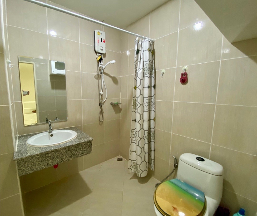 2nd Floor Bathroom.