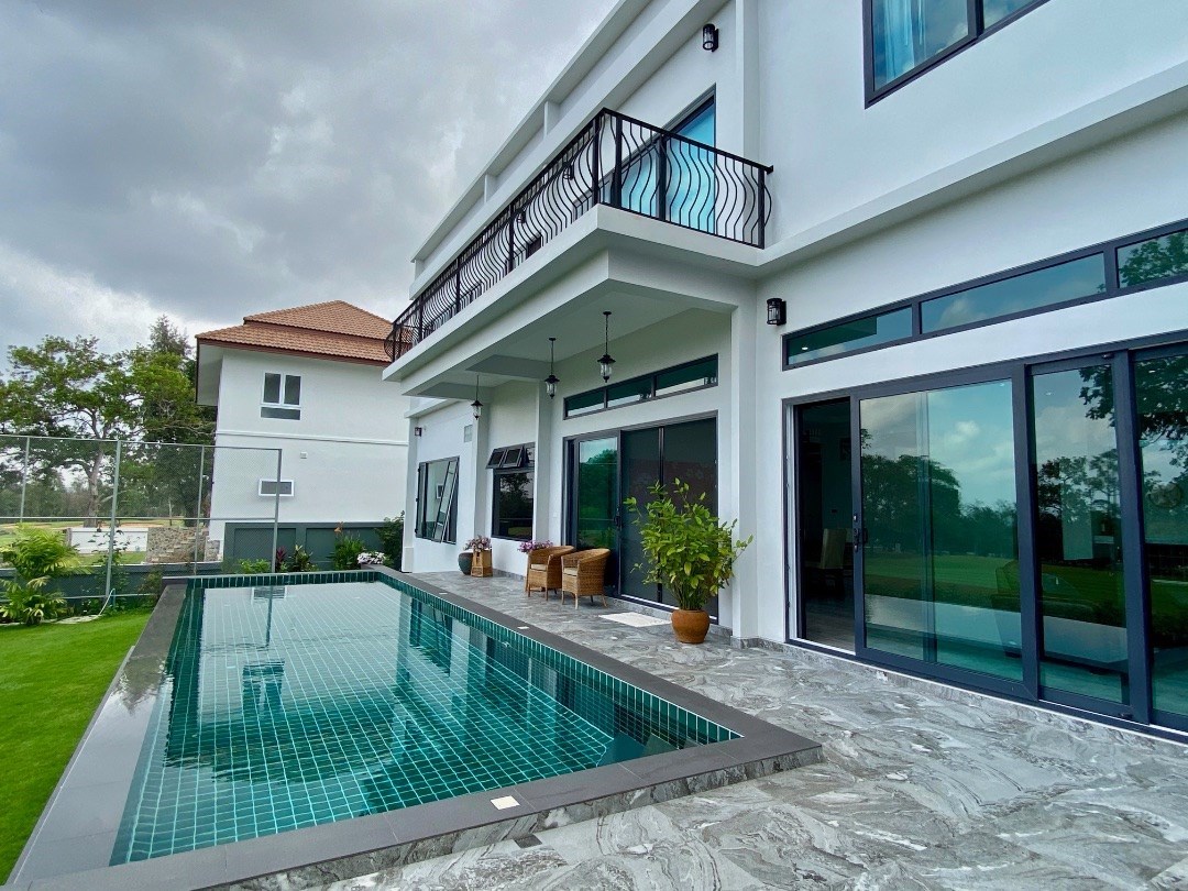 4 bedroom + Study  Pool Villa in Phoenix Golf 