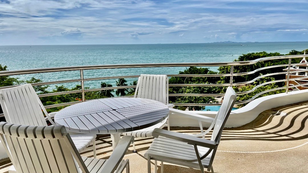266 Sq.m condo with expansive ocean and Koh Lan view in a one-of-a-kind, mature condo project 