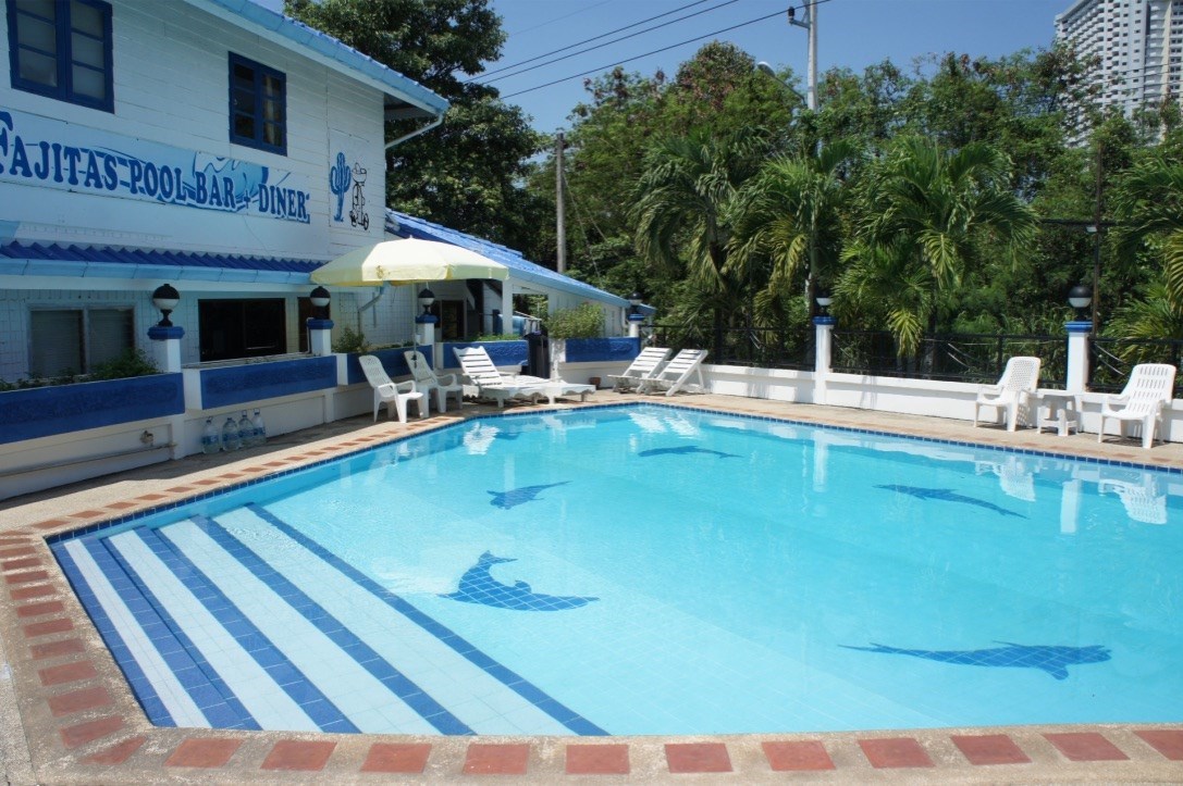 Bar and restaurant with pool in Na Jomtien   