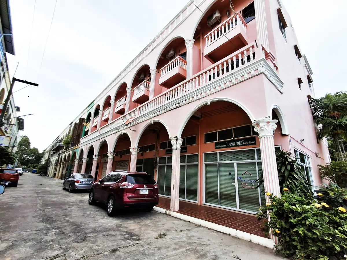 Land with properties in a very attractive location in Ban Phe, Rayong