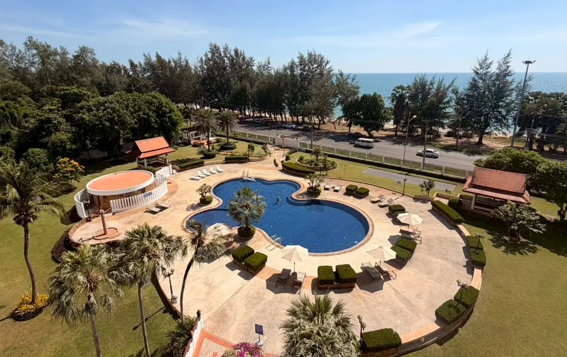 Condo on the 6th floor with both sea and pool views in Seaview, Mae Phim