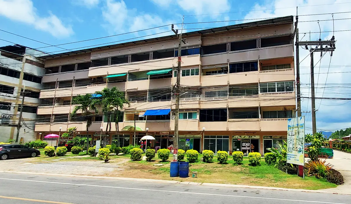 Condo in Rayong Beach Condotel with pool, very close to Mae Ramphueng Beach