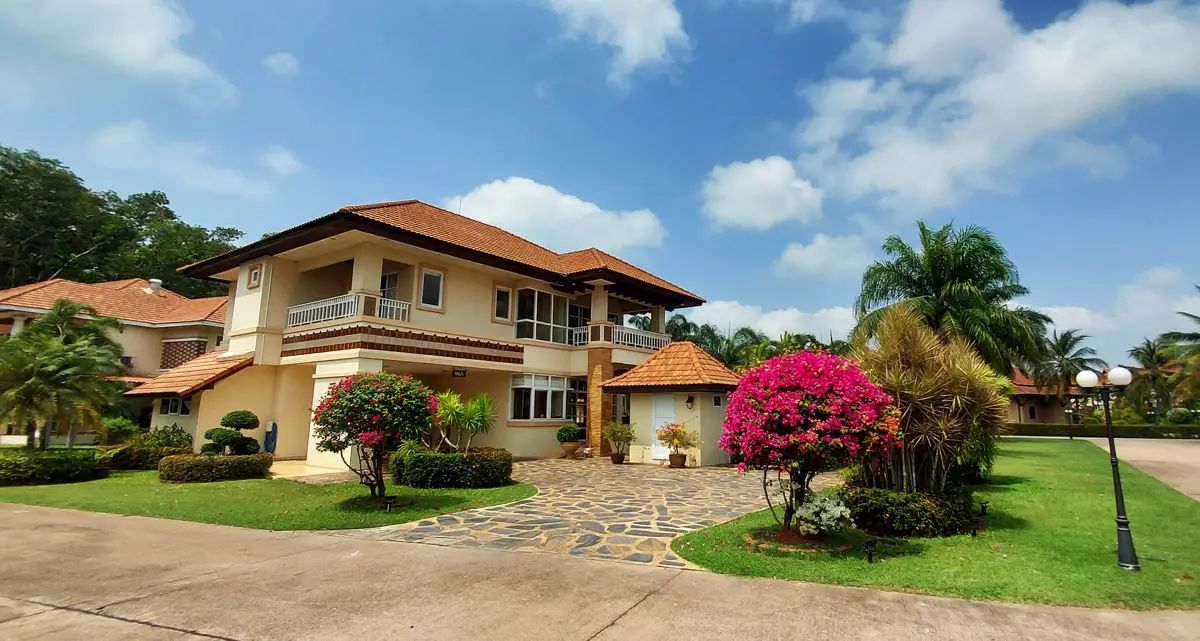 Large villa on large plot with pool and "sala" in Blue Mango in Mae Phim, Rayong