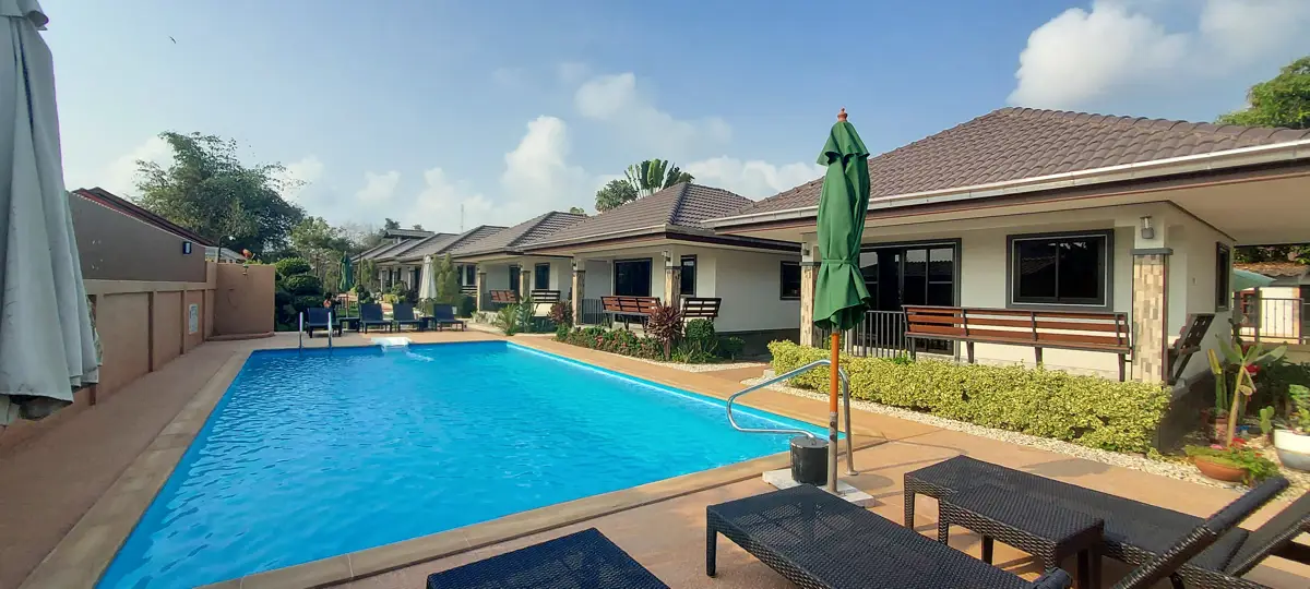 Resort with 7 bungalows, pool and restaurant near Suan Son Beach