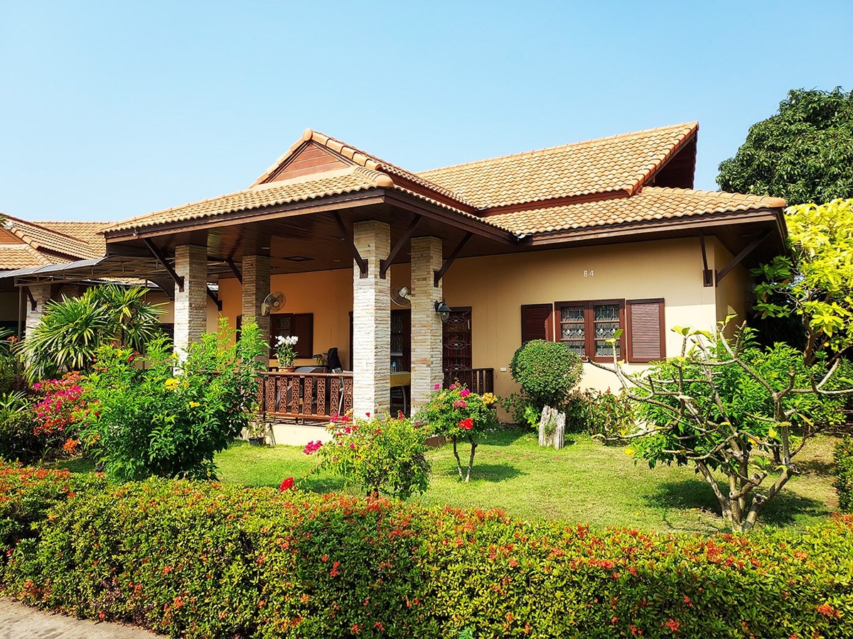 Villa in undisturbed location in the well-kept Tropical in Bangsaen