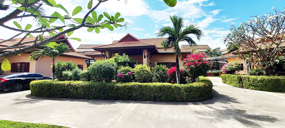 Villa in the small village of Tropical Residence in Bangsaen, Chonburi 