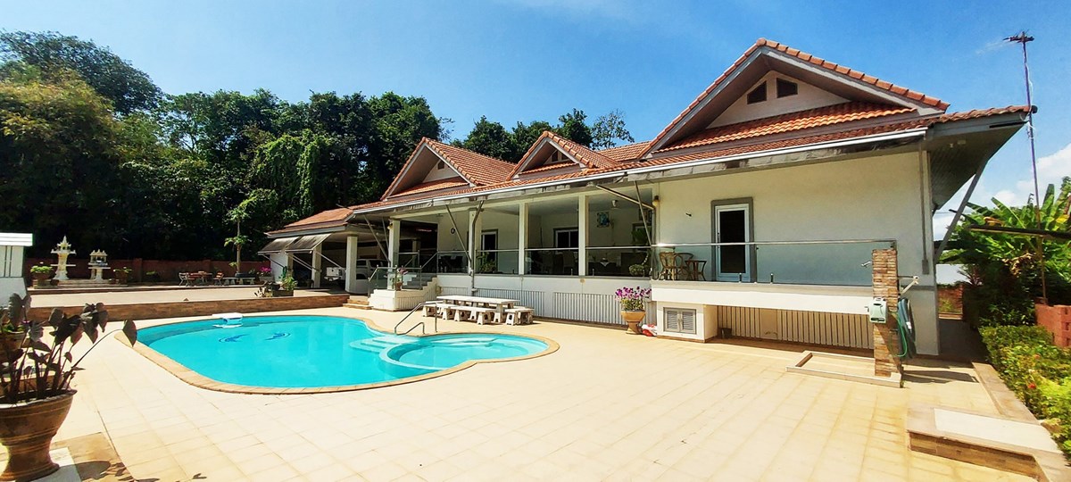 Large villa with annex building and pool in Mae Phim, Rayong