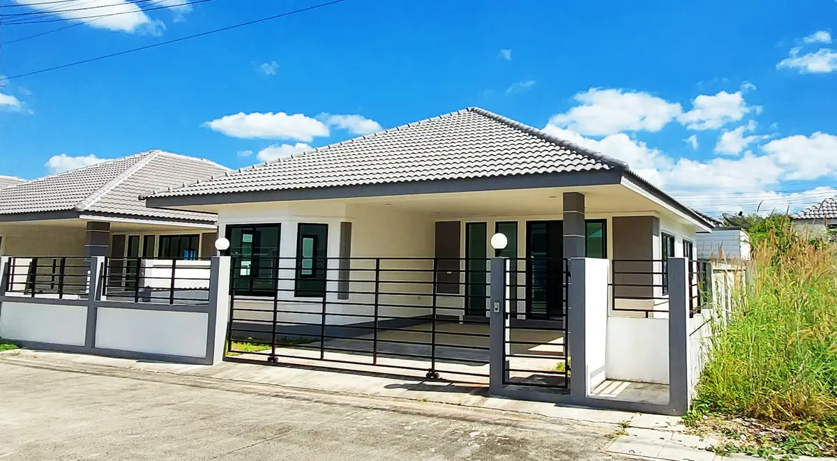 Large single-storey detached house in Rung Rueang Place, Nikhom Phatthana, Rayong.