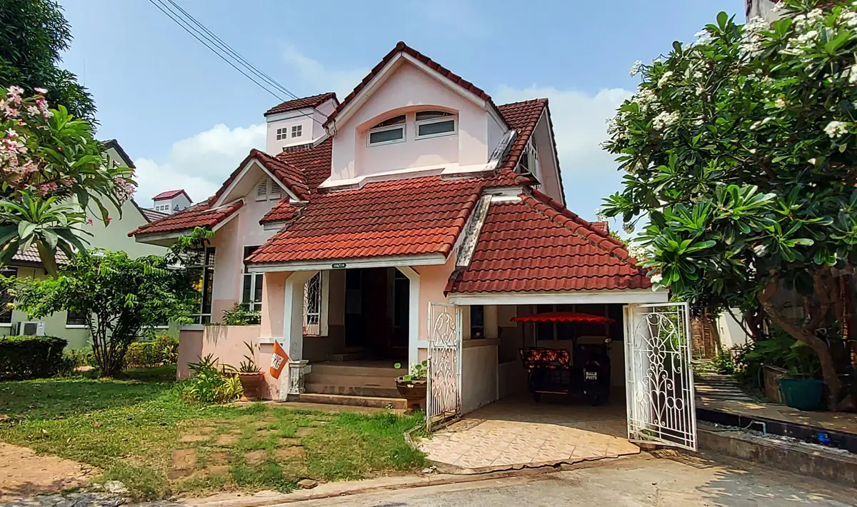 3-storey villa 350m from Suan Son Beach, Ban Phe, Rayong