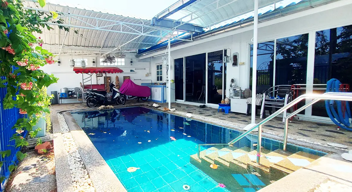 Small corner townhouse with private swimming pool in Mae Phim