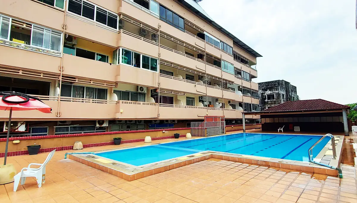 Condo in Rayong Beach Condotel with pool, very close to Mae Ramphueng Beach