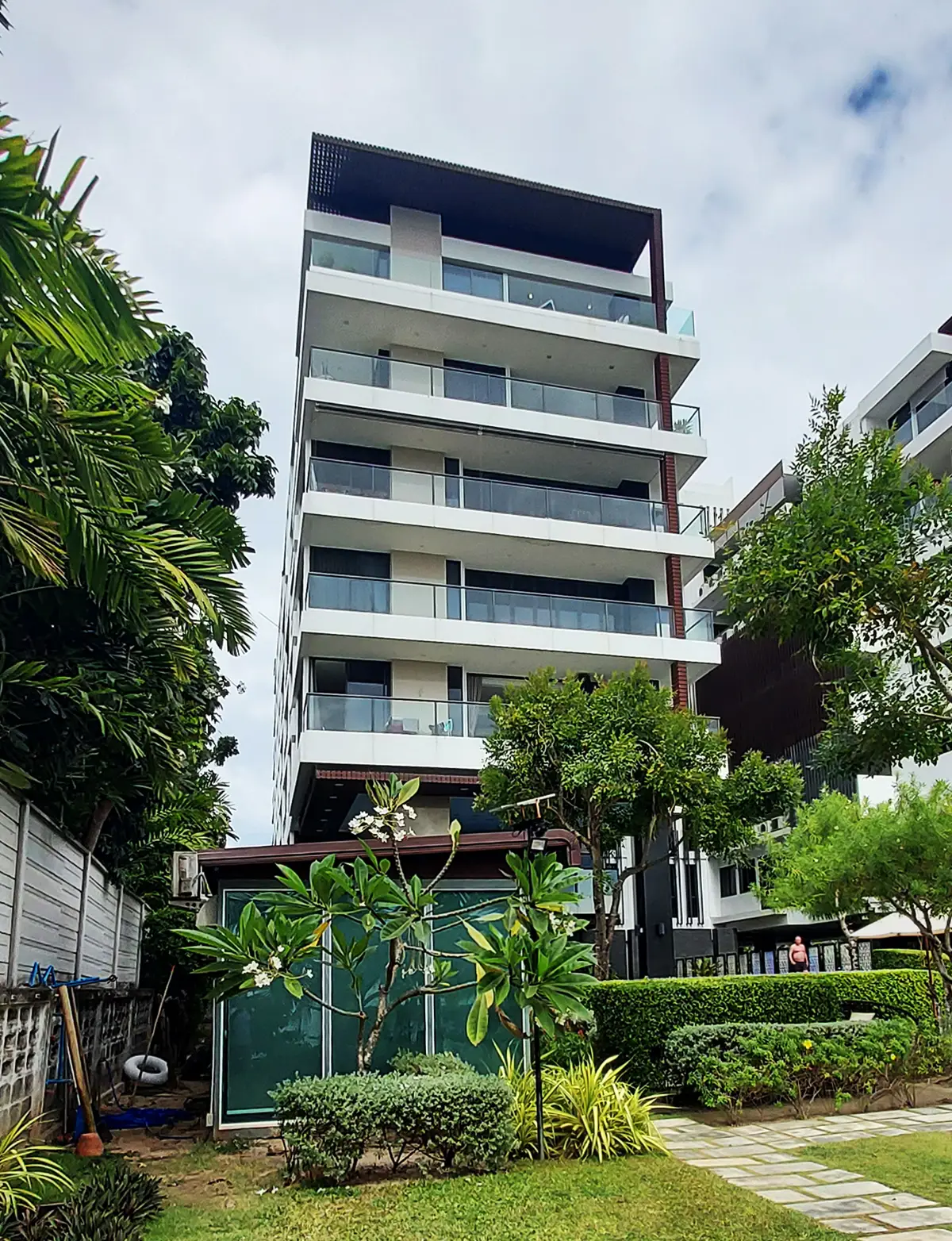 Studio bedroom condo in Escape Condo, directly at Mae Phim Beach