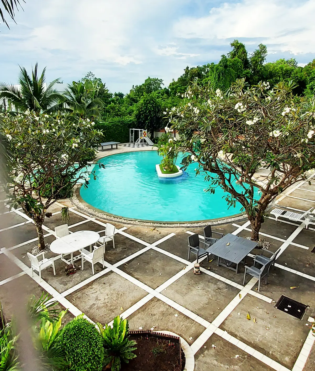 Condo on the 2nd Floor with Swimming Pool and Sea Views at Sea Sand Sun, Mae Ramphueng Beach