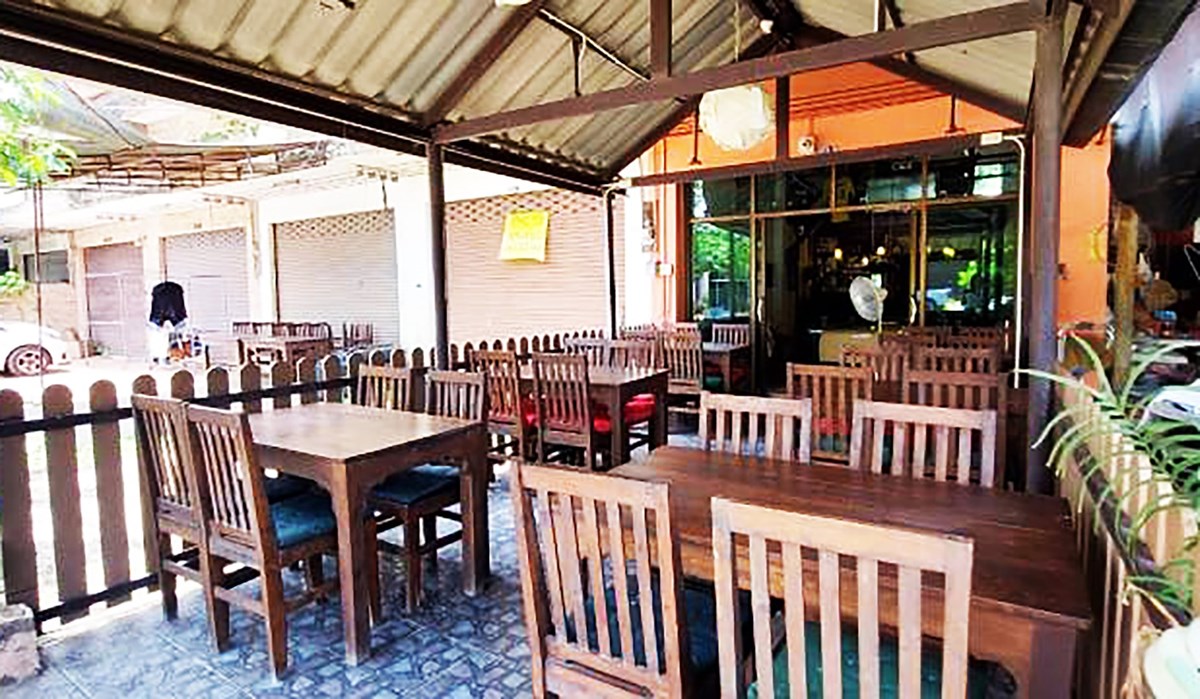 Commercial building with restaurant, bar and rental apartments in Phlong Sawai, Rayong