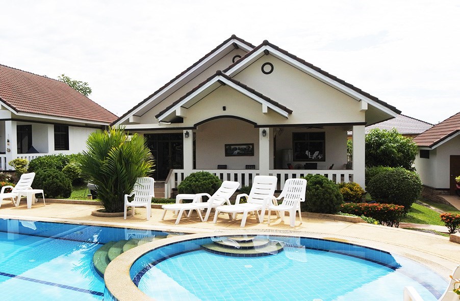 Villa with access to pool, guesthouse and fishpond