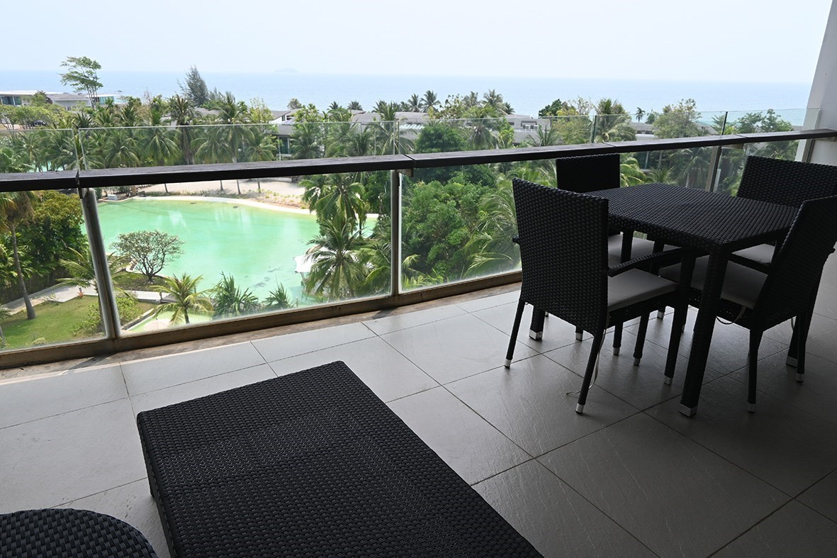 Condo with outstanding view large pool area and sea in Phuphatara