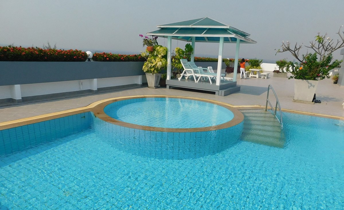 Condo with rooftop pool and beach views in Mae Phim. Rayong