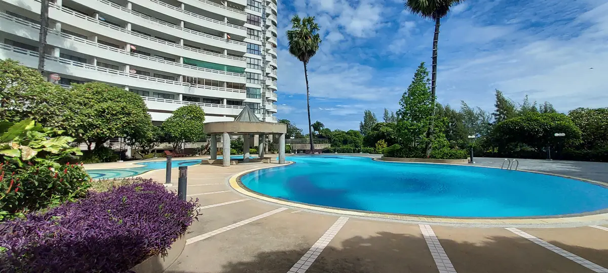 Condo on floor 3 and large pool area in Phayoon Garden Cliff, Ban Chang