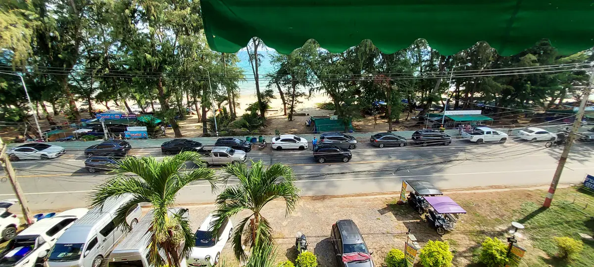 Condo in Rayong Beach Condotel with sea view and pool, very close to Mae Ramphueng Beach