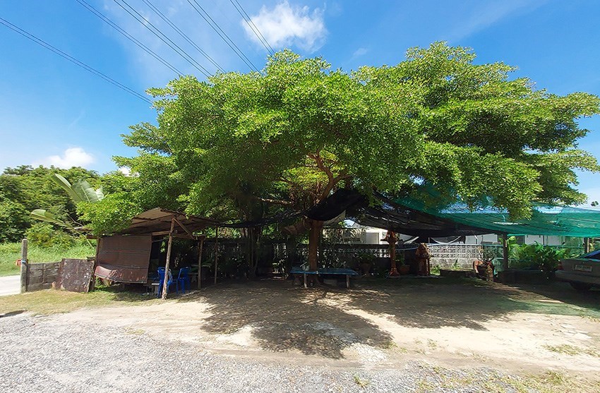 Plot near Map Ta Phut Industrial Estate, with house