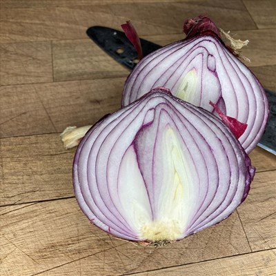 Hvordan hakke løk uten tårer eller fingerkutt?