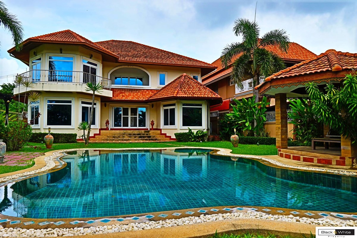 Luxury pool Villa at Maprachan