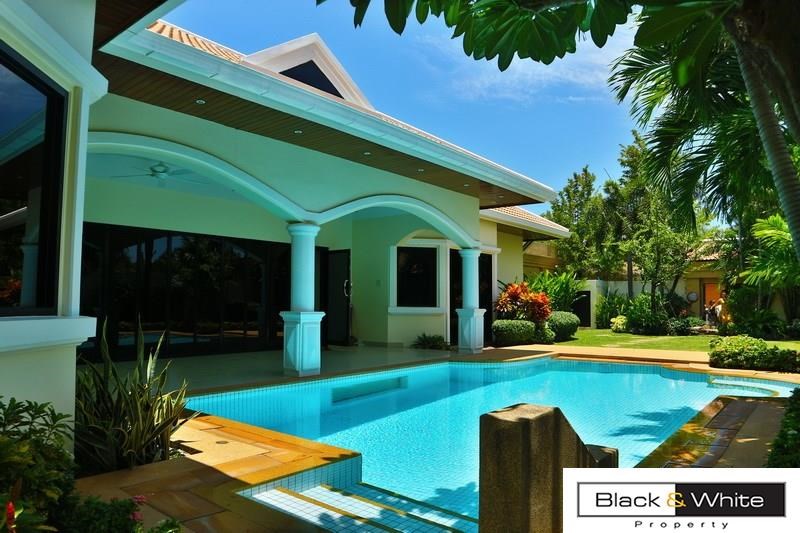 Luxury Pool Villa for sale in Jomtien Park Villas 