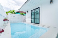Modern 3-Bedroom Pool Villa for Rent in Pattaya Land and House Village