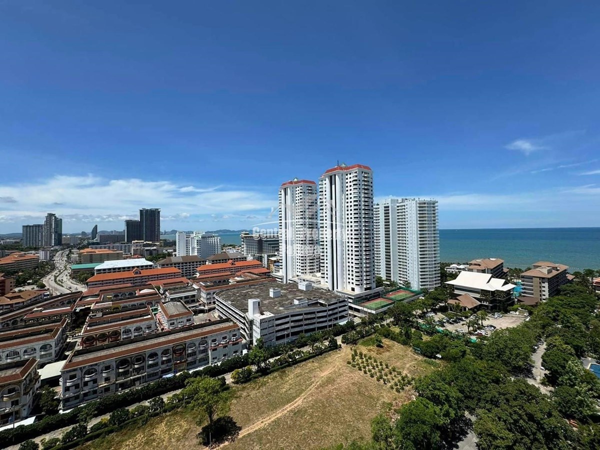 Spacious studio for sale in View Talay 5, central Jomtien. 