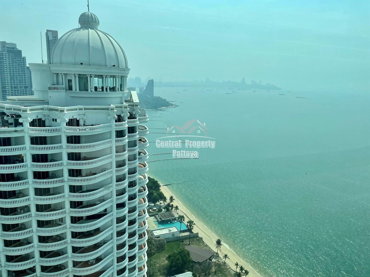 A studio private oceanfront in Wong amat Beach for sale & rent.