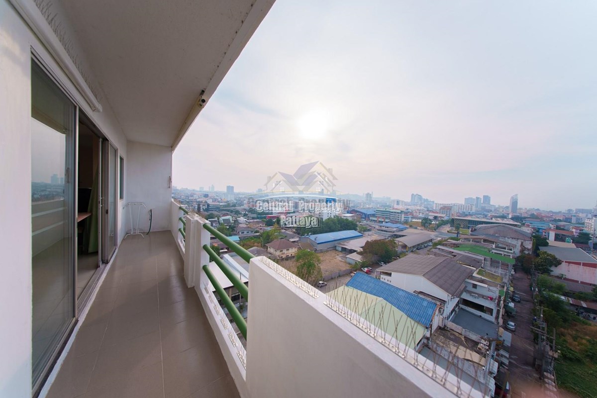 Spacious Studio with City Views and partial seaview at Pattaya Plaza Condotel