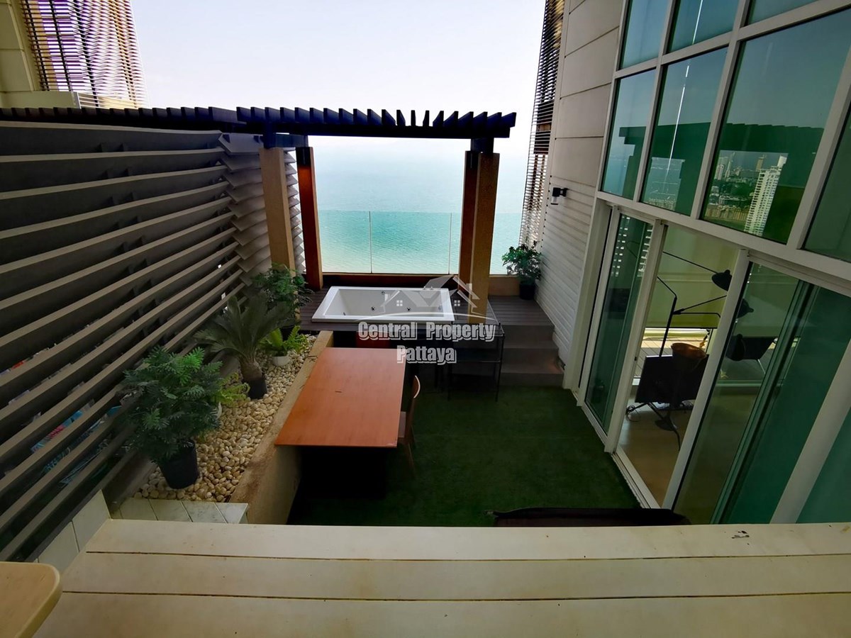 Beautiful sea view duplex condo with 2 balconies and a garden with Jacuzzi 