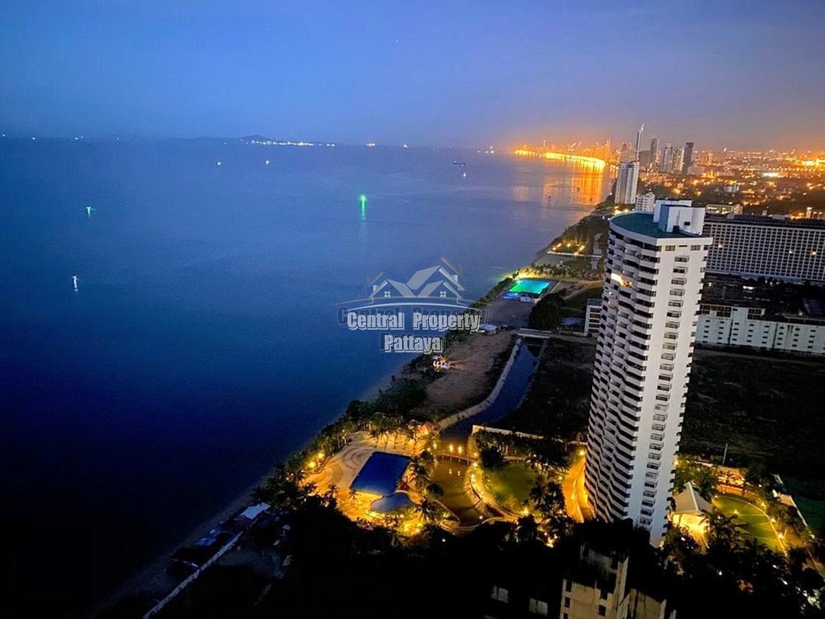 Luxury 28th-Floor Beachfront Studio with Stunning Views in Na Jomtien